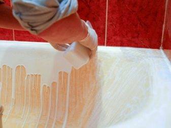 Badewannensanierung mit flüssigem Acryl: Emaille-Reparatur zum Selbermachen