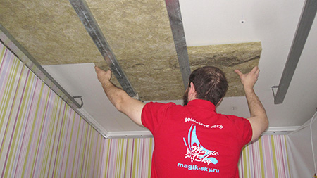 Lydisolering af loftet i en lejlighed under et strækloft: hvordan man korrekt udstyrer lydisolering
