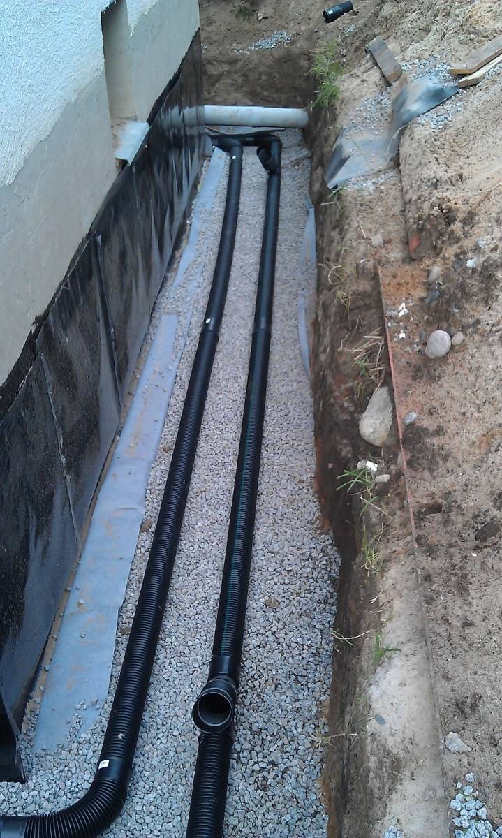Installation eines Entwässerungssystems rund um das Haus und auf der Baustelle: Schritt-für-Schritt-Technologie und Arbeitspreis