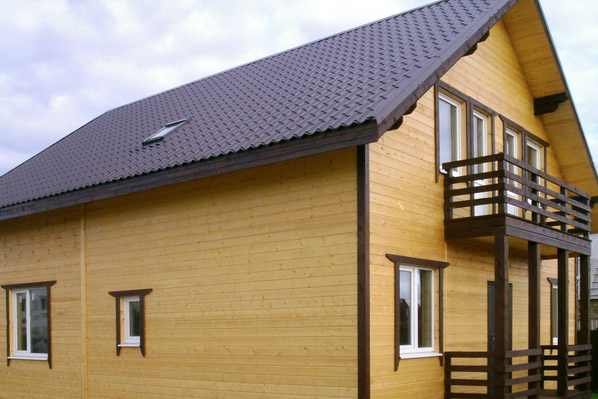 Wie man ein Haus von außen ummantelt - billig und schön: Foto Wie man ein Haus von außen ummantelt - billig und schön: Foto