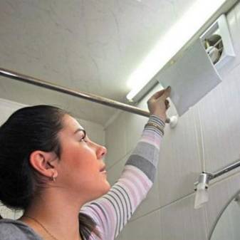 Installation eines Abluftventilators zum Selbermachen im Badezimmer