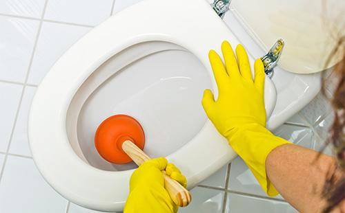 Was tun, wenn die Toilette verstopft ist: Wie man eine Verstopfung diagnostiziert und behebt