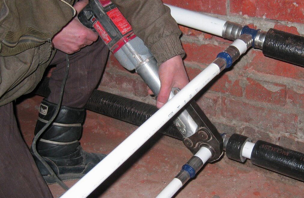 Do-it-yourself-Installation von Metall-Kunststoff-Rohren: Meisterklasse | Tipps bauen