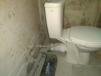 Verlegung einer Toilette von einem Standrohr an einen anderen Ort: Wenn Design wichtiger ist als alles andere. Versetzen der Toilette von der Steigleitung an einen anderen Ort: Wenn das Design wichtiger ist als alles andere, drehen Sie die Toilette um 90 Grad