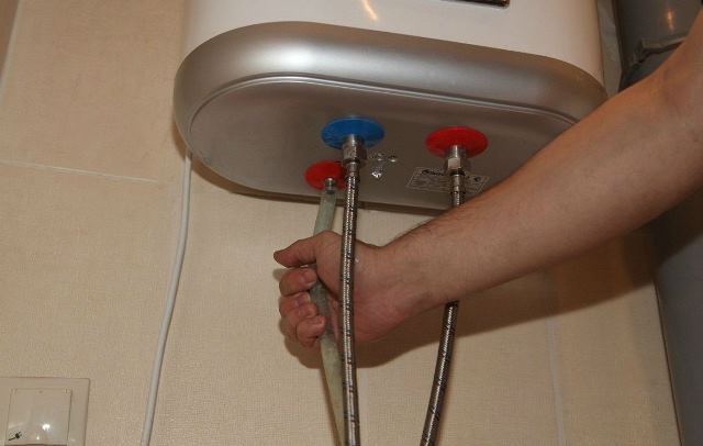Wie sollte das Wasser aus dem Warmwasserbereiter abgelassen werden?