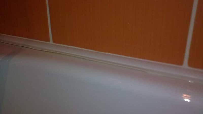 So dichten Sie die Fuge zwischen Bad und Wand ab: Möglichkeiten und Abdichttechnik