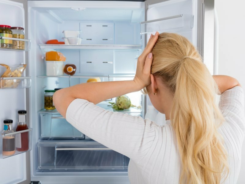 50 beste Mittel und Methoden, um schlechten Geruch aus dem Kühlschrank zu entfernen