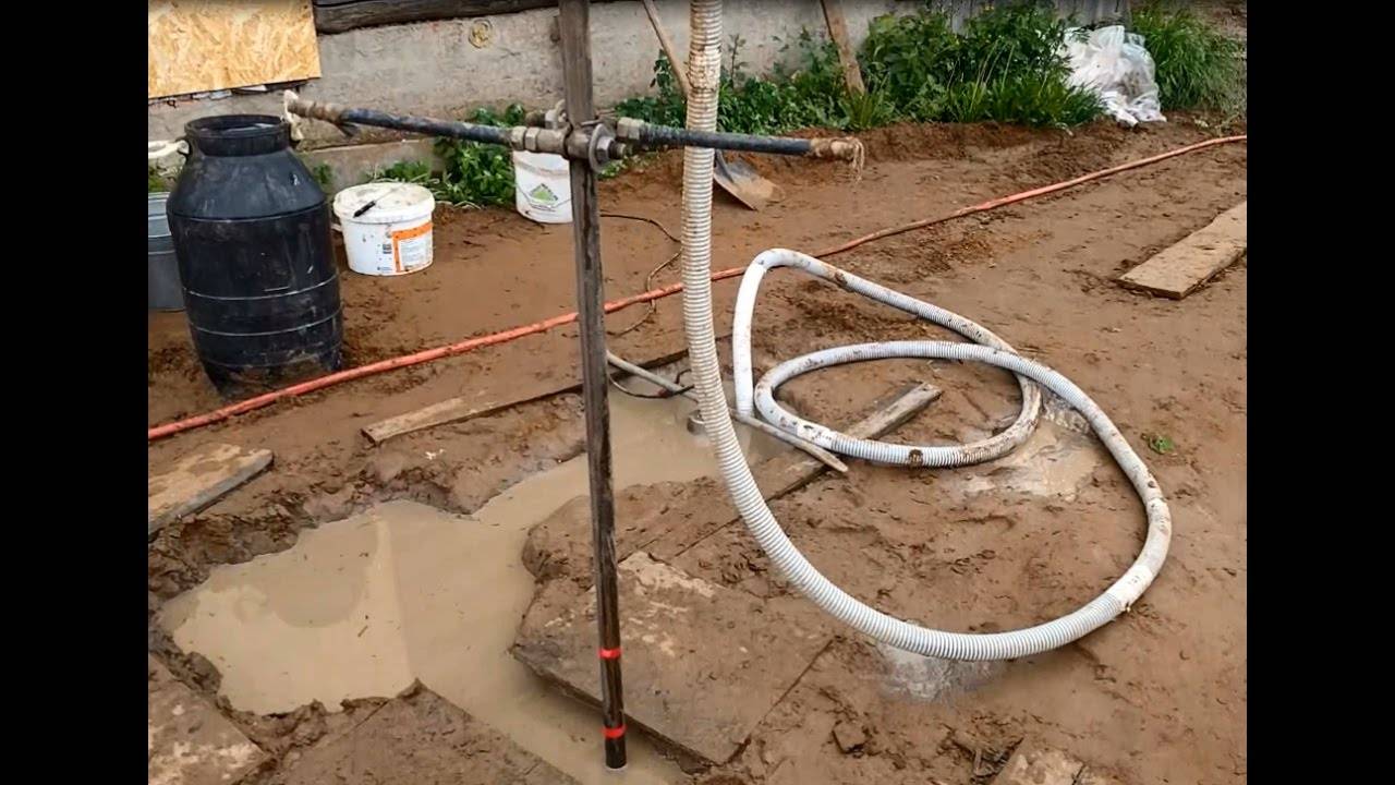 Wie wird ein Wasserbrunnen von Hand gebohrt?