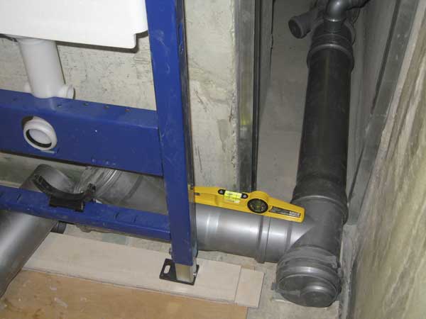 Befestigung der Toilette an der Installation: Schritt-für-Schritt-Installationsanleitung