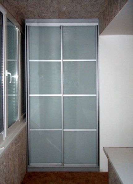 So bauen Sie eine Do-it-yourself-Garderobe auf dem Balkon: Ideen und Anleitungen für den Möbelaufbau
