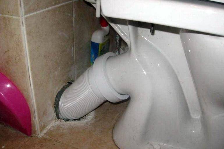 Anschließen der Toilette an den Abwasserkanal - Installationsmethoden