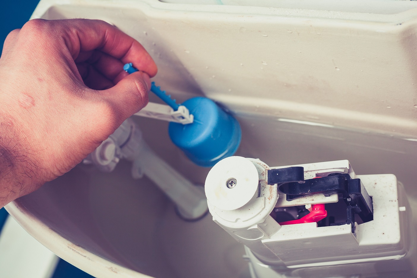 Toilettenreparatur (51 Fotos): Reparatur eines Spülkastens mit einer unteren Wasserversorgung, Reparatur von Rohrleitungen, Austausch eines Mechanismus in einer Struktur, einer Toilettenschüssel mit einer Installation