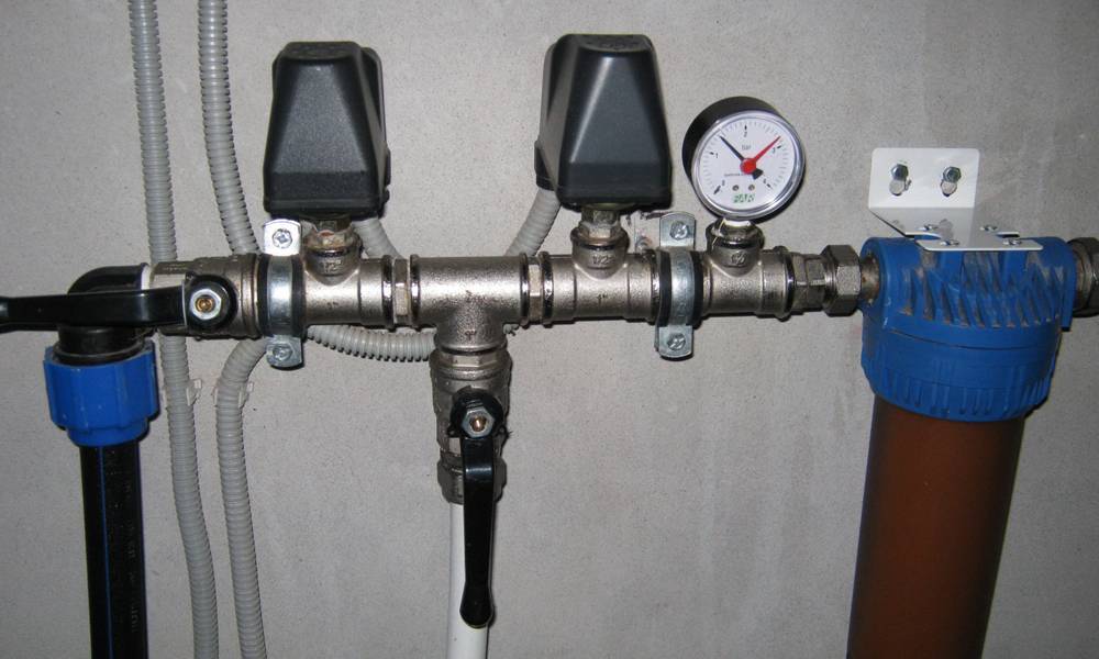 Wasserdruckregler im Wasserversorgungssystem: ein Reduzierstück zur Messung des Betriebsniveaus des Wasserdrucks, Installation und Einstellung im Wasserversorgungsnetz