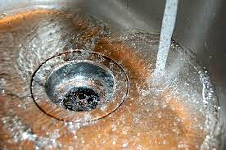 Analyse und Reinigung von Wasser aus einem Brunnen: Wie man richtig Proben nimmt und Wasser von Verunreinigungen reinigt