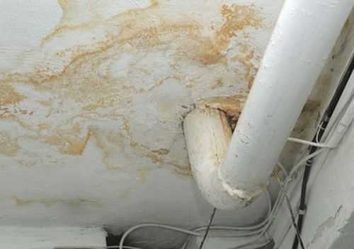 Årsager til våde pletter med rust på loftet
