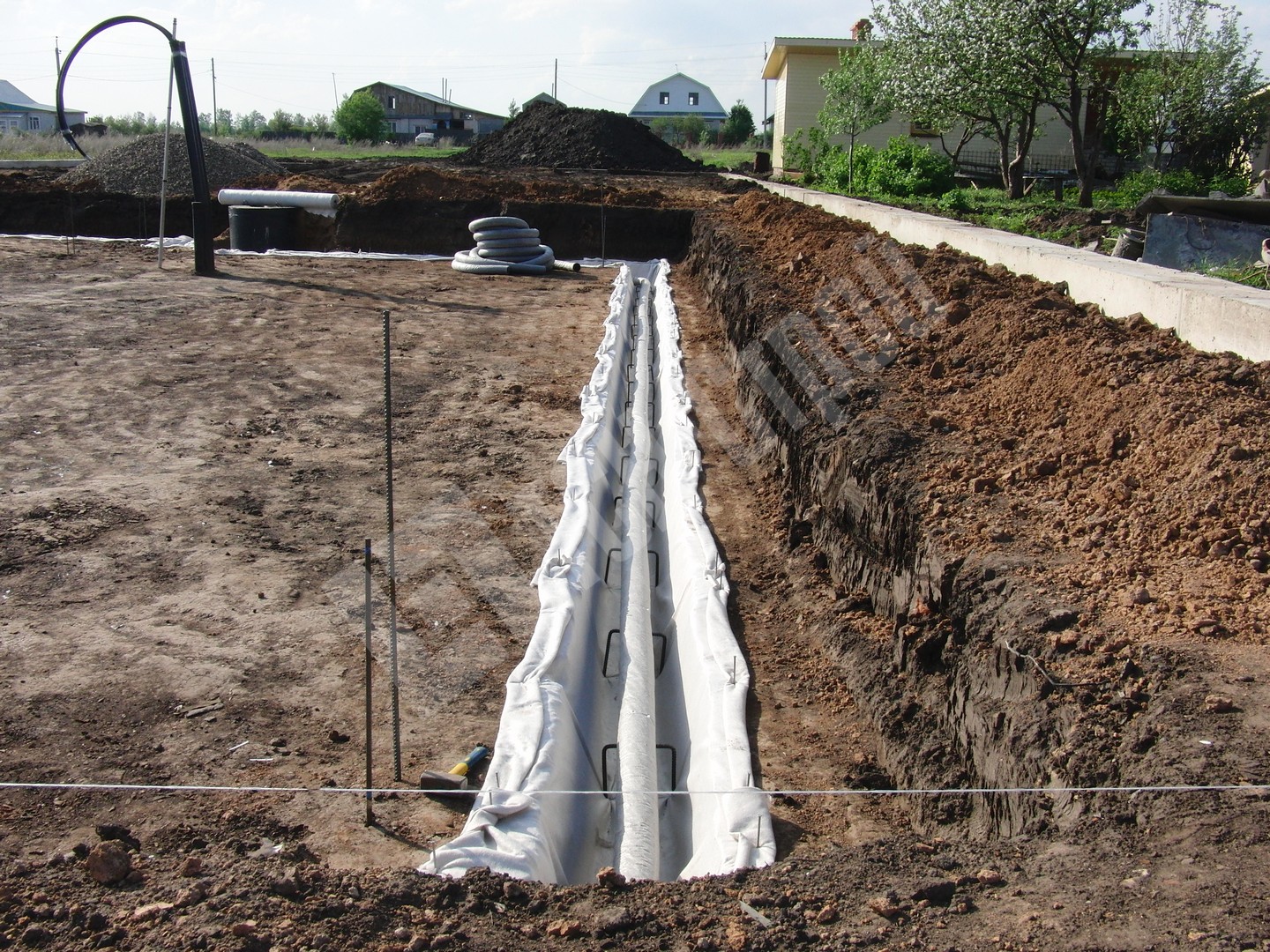 Fundamentdrainage: Mauerwerksentwässerung von Regenwasser aus dem Haus und Dränagebahn