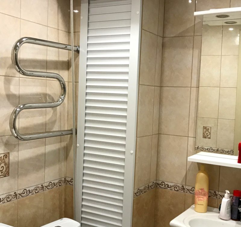 Jalousien in der Toilette zum Verstecken der Pfeifenpreise, Sichtschutz für die Toilette