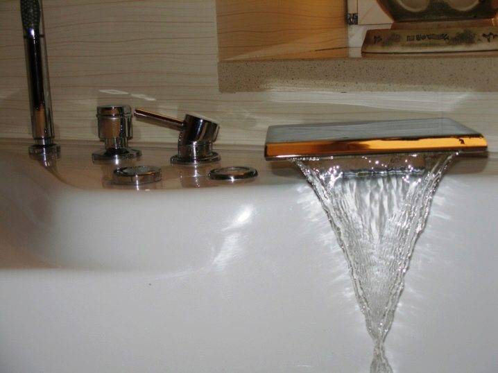 Kaskaden-Wasserfallmischer: Gerät, Vor- und Nachteile + Bewertung der besten Hersteller