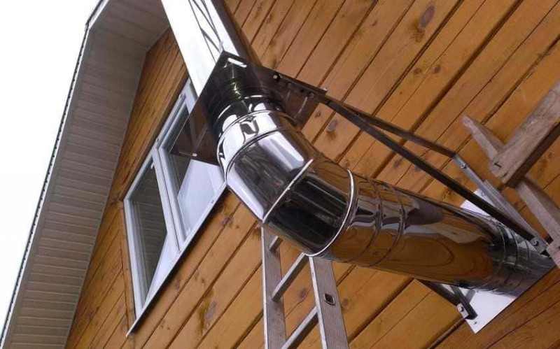 Arrangement og installation af en koaksial skorsten til en gaskedel