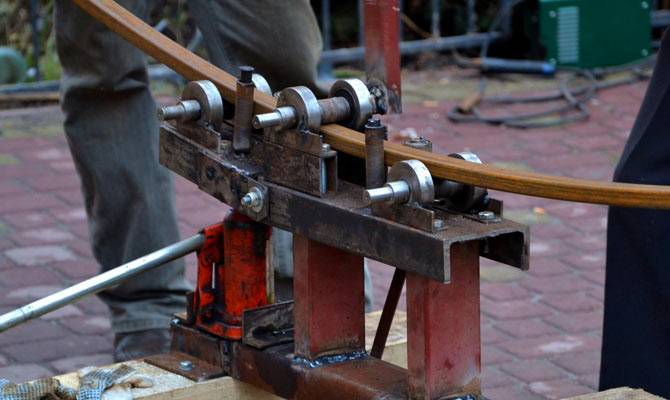 Profilrørsbøjningsmaskine: hvordan man bygger en rørbøjningsmaskine med egne hænder