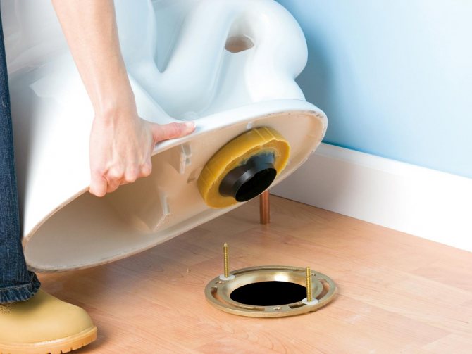Toiletteninstallation zum Selbermachen, wie man eine bodenstehende und hängende Toilettenschüssel mit eigenen Händen installiert