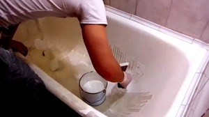 Bademaling med dine egne hænder: alt om overfladegenoprettelse med flydende akryl