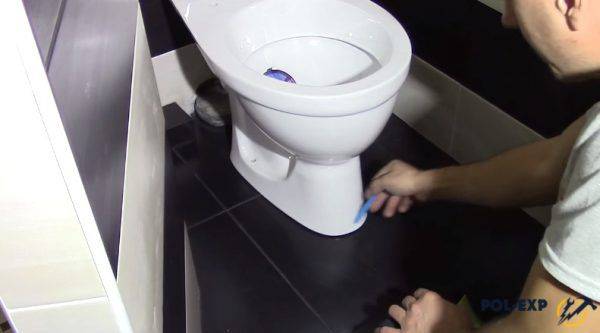 Installation af et toilet på et trægulv: trinvise instruktioner og analyse af installationsfunktioner