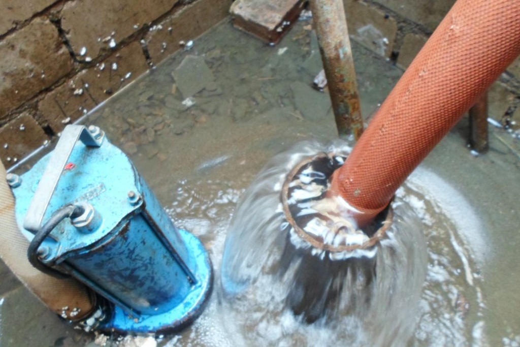 Wie man Wasser aus einem Brunnen mit eigenen Händen reinigt