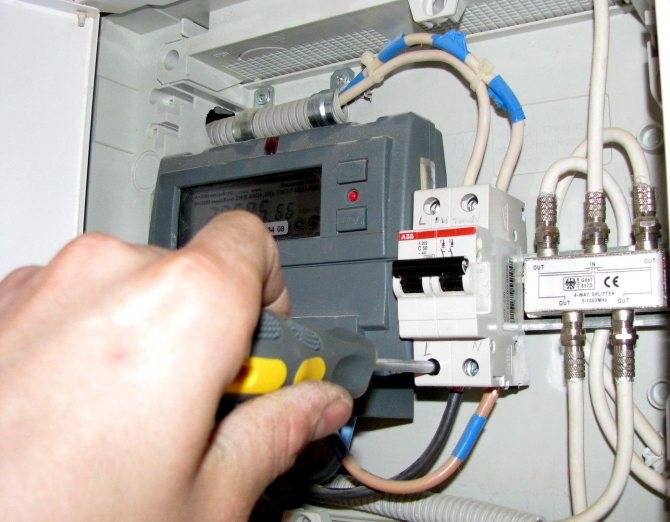 Hvordan man laver elektriske ledninger og belysning i garagen med sine egne hænder - ordning, kabel beregning og installation teknologi