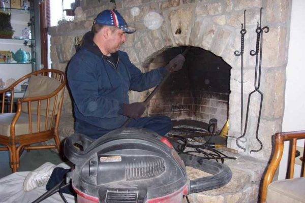 Rengøring af skorstene i ovne og pejse fra sod: de bedste midler og metoder til at slippe af med sod i skorstenen