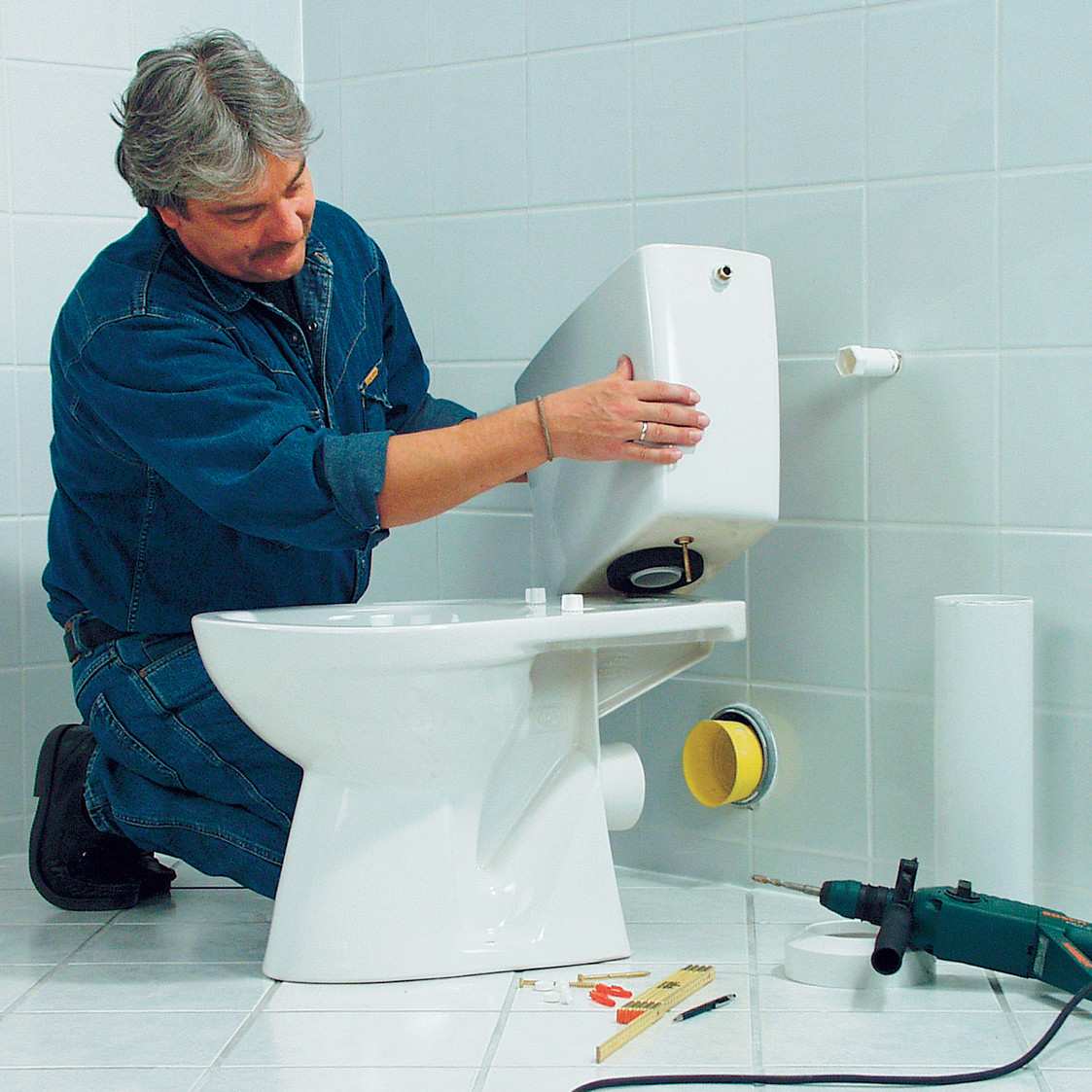 Installation einer Toilette auf einem Fliesenboden
