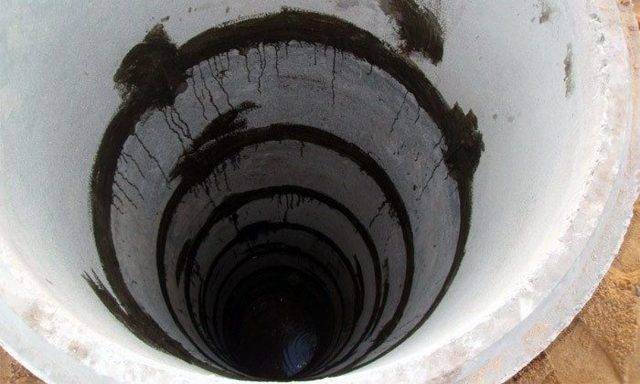 Abdichtung einer Klärgrube aus Betonringen von innen vor Grundwasser