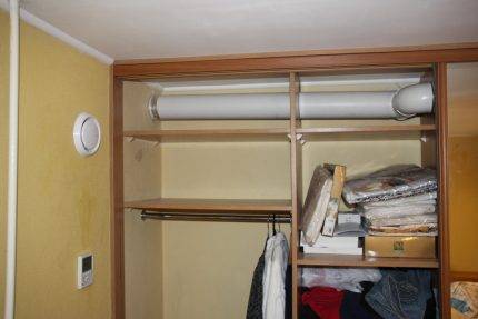 Belüftung im Kleiderschrank: Merkmale der Anordnung der Haube im Ankleidezimmer und im Schrank