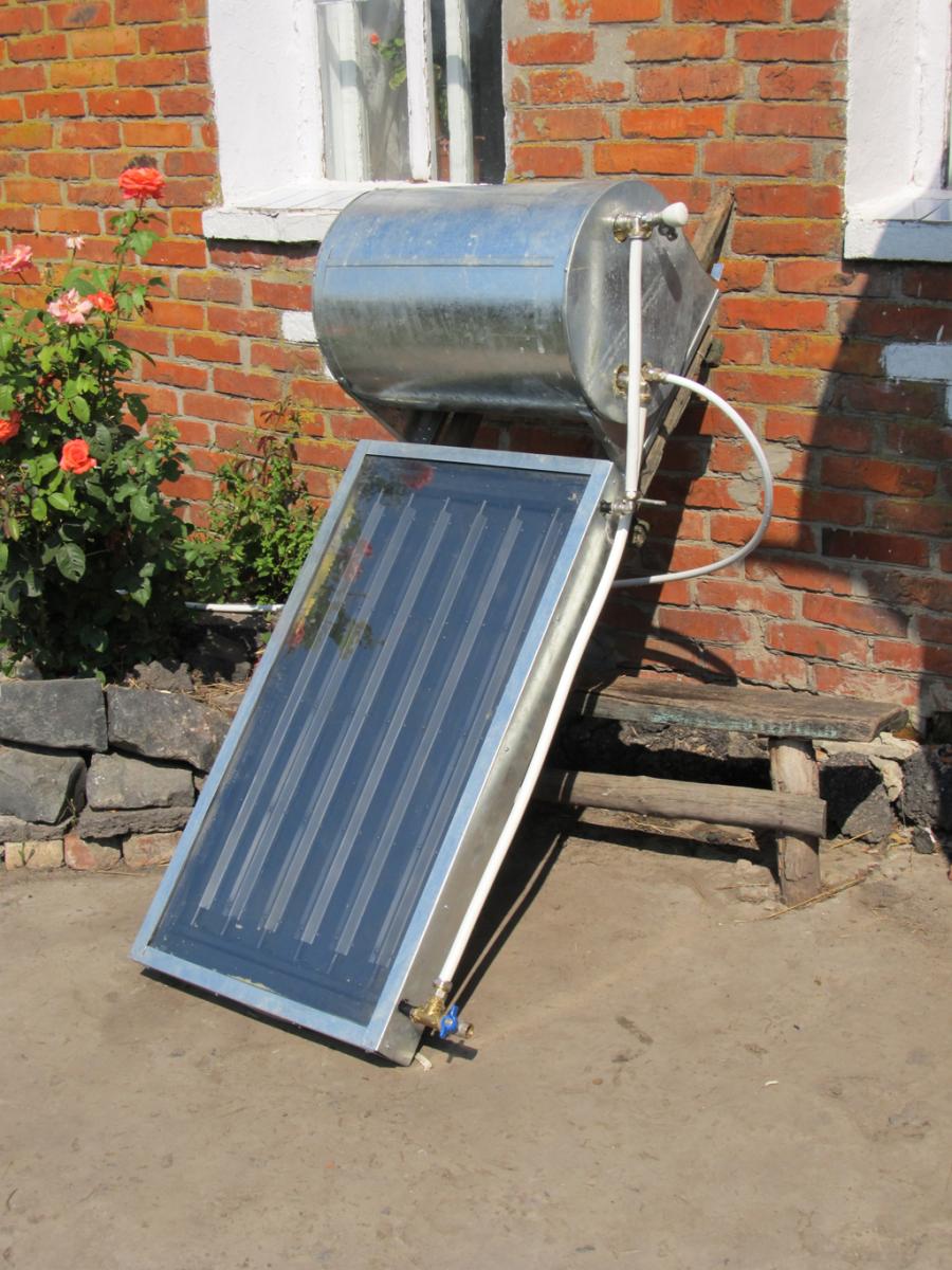 Sonnenkollektor zum Erhitzen von Wasser mit eigenen Händen - wir stellen es aus improvisierten Materialien her