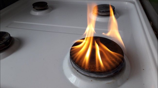 Lugter af gas fra komfuret: årsager til lugten af ​​gas fra ovnen og brændere og tips til at fjerne dem