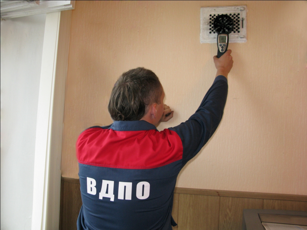 Die Lüftung in der Wohnung bläst in die Wohnung: Was tun, wie überprüfen, richtig reinigen