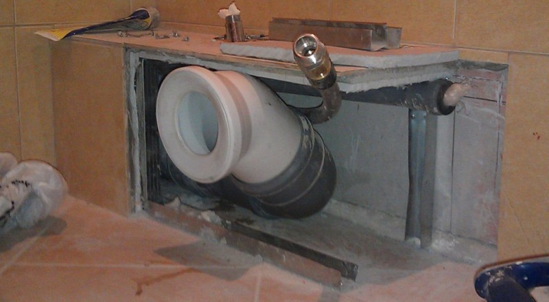 Overførsel af toilettet fra stigrøret til et andet sted: når design er vigtigere end alt andet