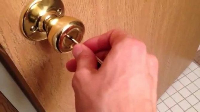 Wie öffnet man ein Innentürschloss ohne Schlüssel?