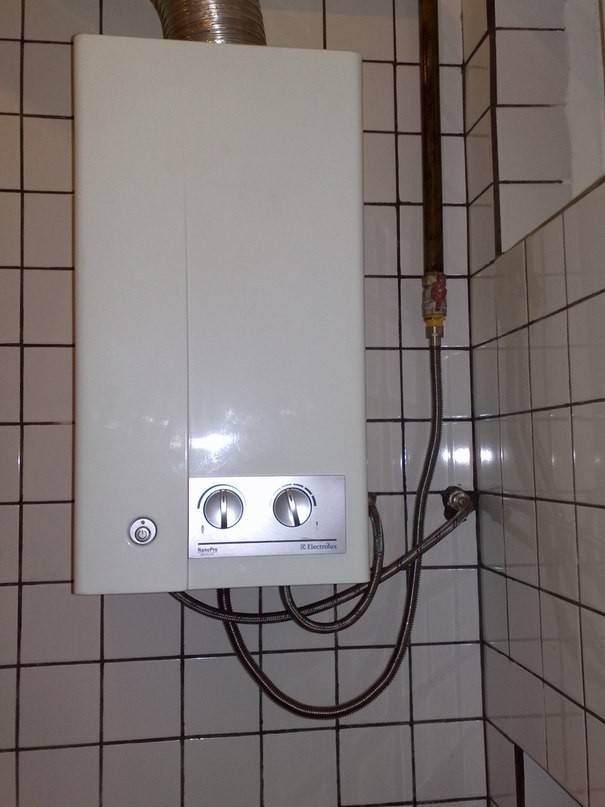 Installation eines Geysirs in einer Wohnung mit eigenen Händen: Anforderungen, Regeln und Vorschriften