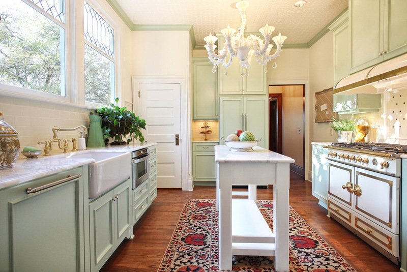 Hvordan man effektivt bruger smalle mellemrum mellem møbler i køkkenet eller badeværelset