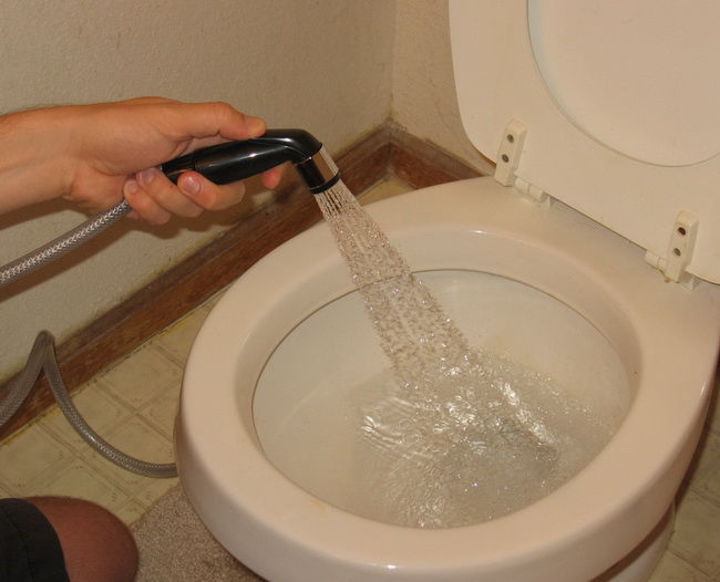 Installation af et bidet med dine egne hænder: detaljerne ved installation og forbindelse til kommunikation