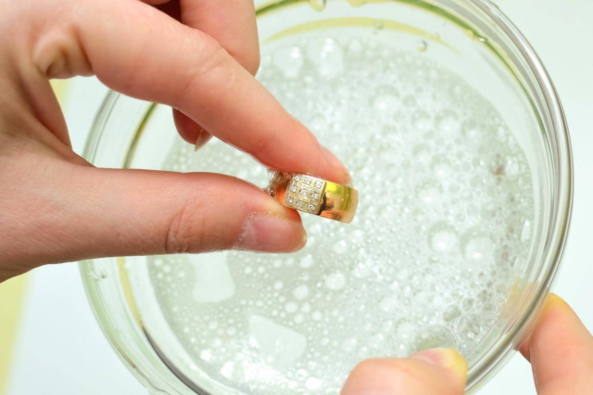 So reinigen Sie Silber, Gold mit Edelsteinen und Halbedelsteinen zu Hause