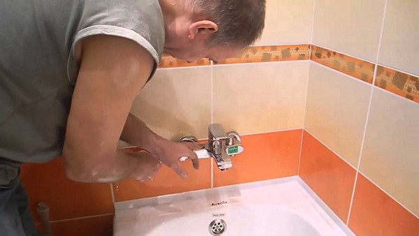 So installieren Sie den Wasserhahn an der Seite der Badewanne: Schritt-für-Schritt-Installationsanleitung
