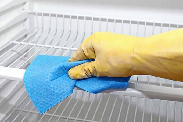 Kühlschrank waschen: Die besten Pflege- und Reinigungsmittel im Überblick