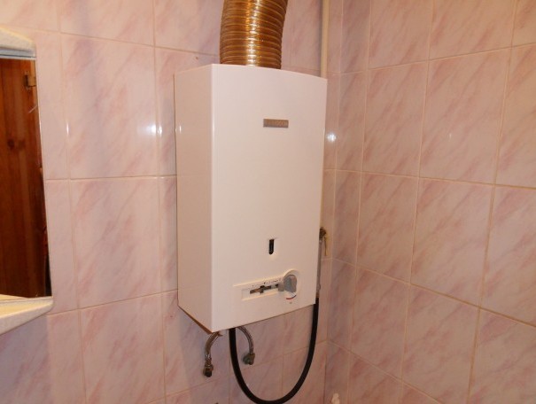 So installieren Sie einen Gaswarmwasserbereiter in einer Wohnung: Anforderungen und Arbeit