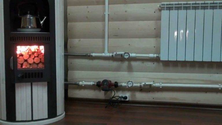 Wie ein Ofen für eine Sommerresidenz mit Wasserkreislauf aufgebaut ist und funktioniert