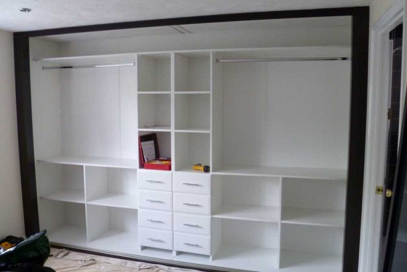 So bauen Sie eine Do-it-yourself-Garderobe auf dem Balkon: Ideen und Anleitungen für den Möbelaufbau