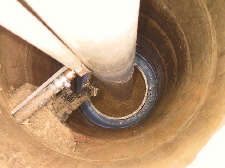 Brunnen oder Brunnen: Was ist besser geeignet, um eine autonome Wasserversorgung zu organisieren