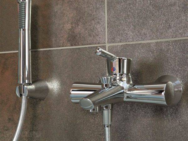 Installation des Mischers an Bord der Badewanne + Überprüfung der Vor- und Nachteile dieser Option