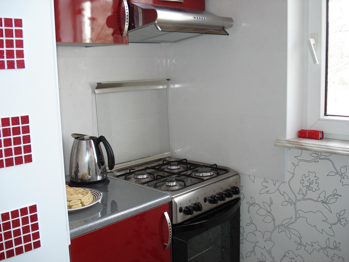 Wanddekoration hinter und neben dem Ofen oder Kamin